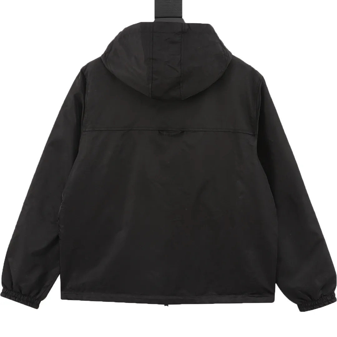 🅿️570 Louis Vuitton/Louis Vuitton Logo Reversible Jacket Jacket Reversible jacket, divided into solid color side and full logo jacquard side, the two styles can be switched at will. Needless to say the style, low-key luxury, both sides bring out the 1V classic elements, loose fit, casual and comfortable upper body. The solid color side is a soft-shell jacket style, a simple solid color style, only the chest hardware is decorated, the hardware is removable, the inside and outside hardware are all double-sided engraved, the original version is the same and can be customized and dyed. The clothes are of the same color with no color difference, and the labor cost is expensive. The lining is made of silk jacquard fabric, and the classic full-width logo jacquard process requires everything to be woven, and the process cost is extremely high. size：XS-L